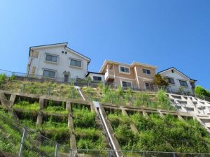 崖地、傾斜地の住宅