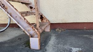 アパート　階段