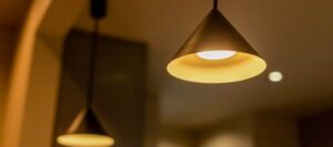 お部屋を明るくするために照明を清掃。壊れた電球も取り替えを